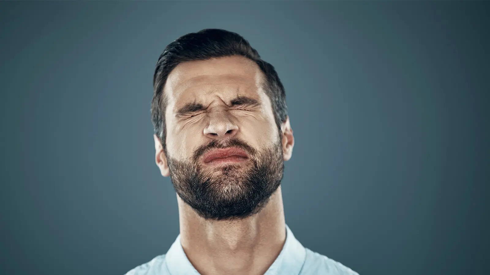 Uomo che cerca di usare tutto l'autocontrollo che ha